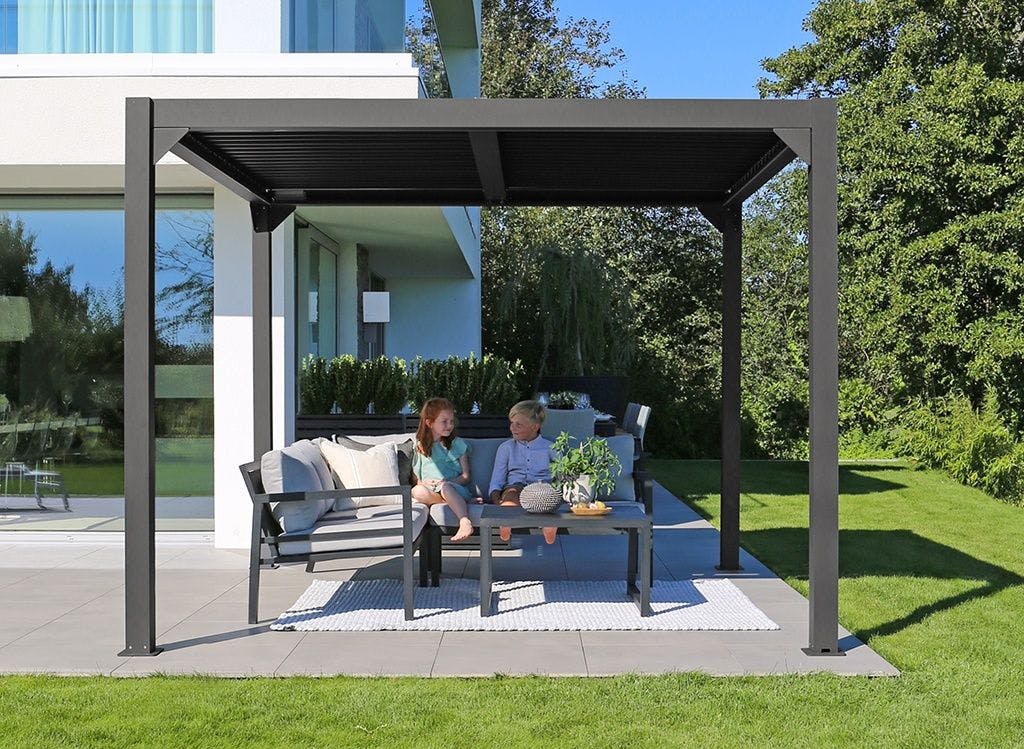 Pergola i sort med hagemøbel Isabella hjørnesofa