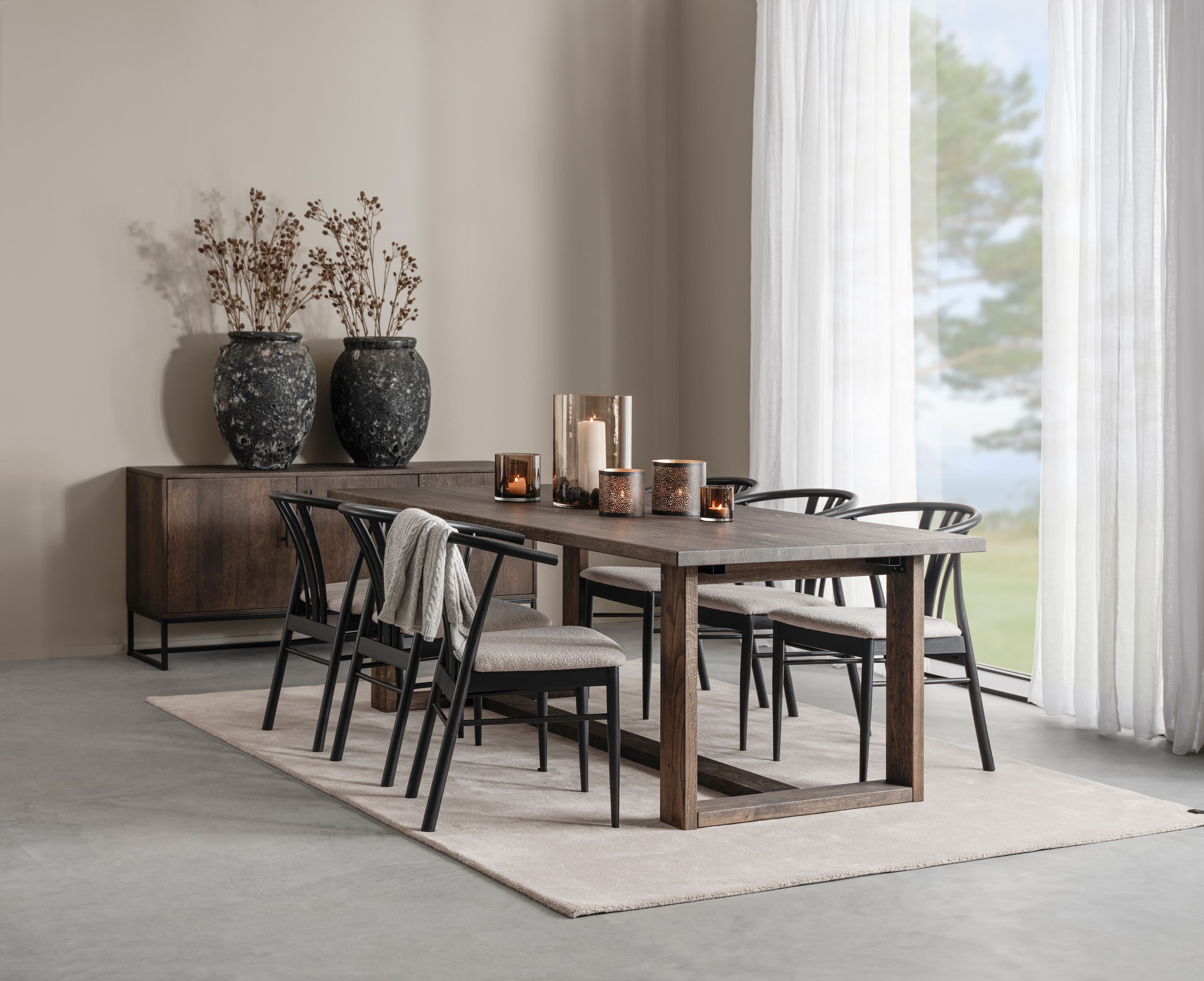 PLASS TIL MANGE: Spisebordet Embla er 220 cm langt og rommer mange gjester. Bordet finnes også i en rund variant.