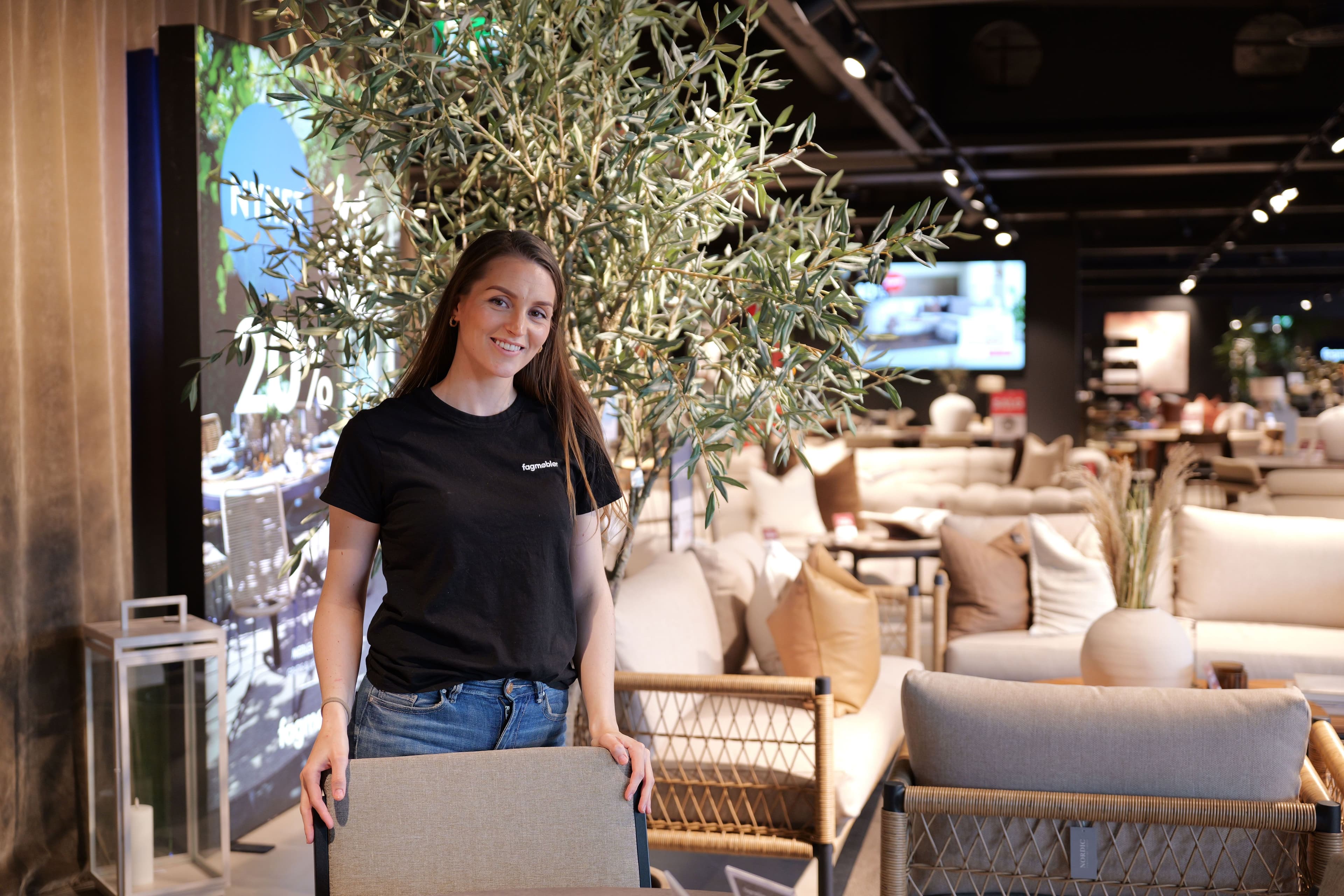 Famile som koser seg på berget